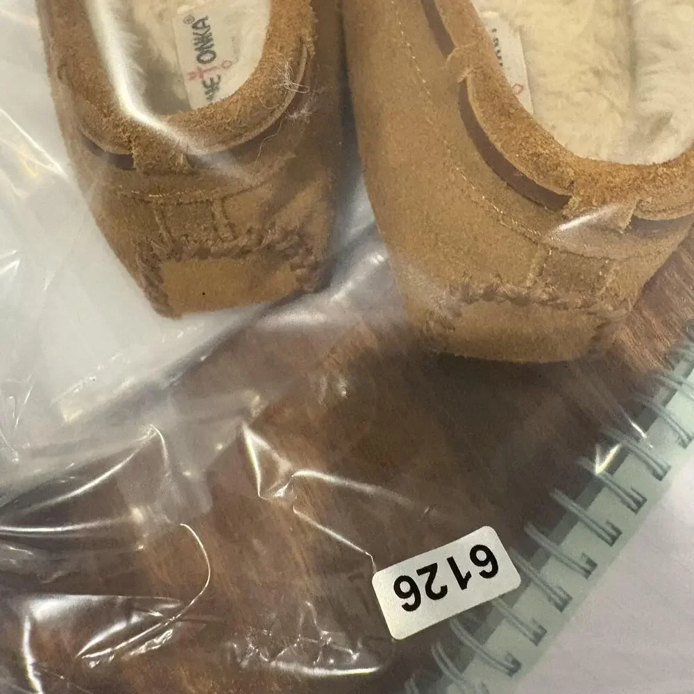 Minnetonka Slippers Youth Size 2 Tan Suede Moccasin Faux Fur‎ Lined Bow 4811